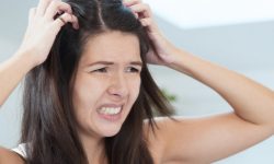Jeune femme qui se gratte la tête