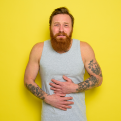 un homme présentant des douleurs au niveau du ventre pour illustrer la hernie hiatale