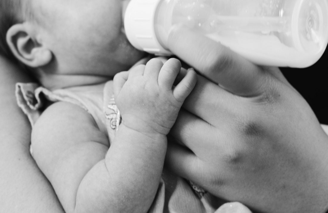 gastroösophagealen Reflux bei Säuglingen lindern