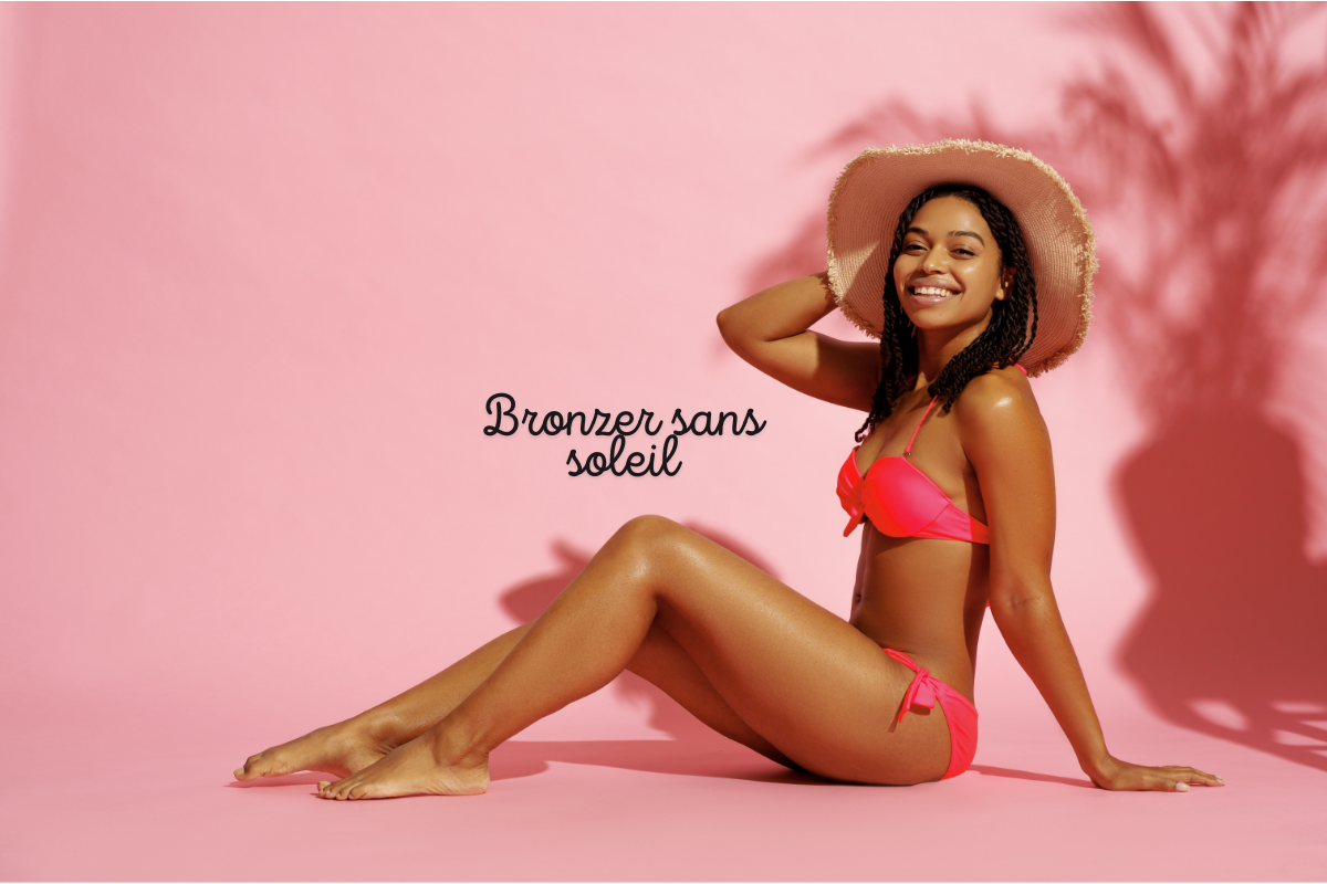 Femme souriante en bikini rose avec un teint hâlé obtenu grâce à un autobronzant naturel, posant sur fond rose avec chapeau de soleil