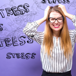 Une femme se tient la tête avec une expression de détresse, entourée par des mots 'STRESS' enchevêtrés dessinés tout autour d'elle sur un fond violet.