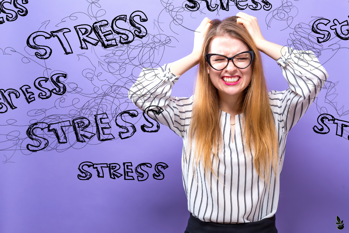 Une femme se tient la tête avec une expression de détresse, entourée par des mots 'STRESS' enchevêtrés dessinés tout autour d'elle sur un fond violet.