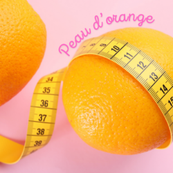 Deux oranges avec une peau texturée, entourées d’un mètre ruban sur fond rose, symbolisant l’apparence de la peau d’orange causée par la cellulite.