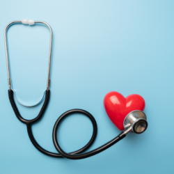 l'image représente un cœur et un stéthoscope pour illustrer l'hypertension