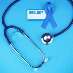 Blaues Stethoskop, Band zur Sensibilisierung für Männergesundheit und "Urology"-Karte auf blauem Hintergrund, die die Prävention und Behandlung der benignen Prostatahyperplasie (BPH) illustriert.