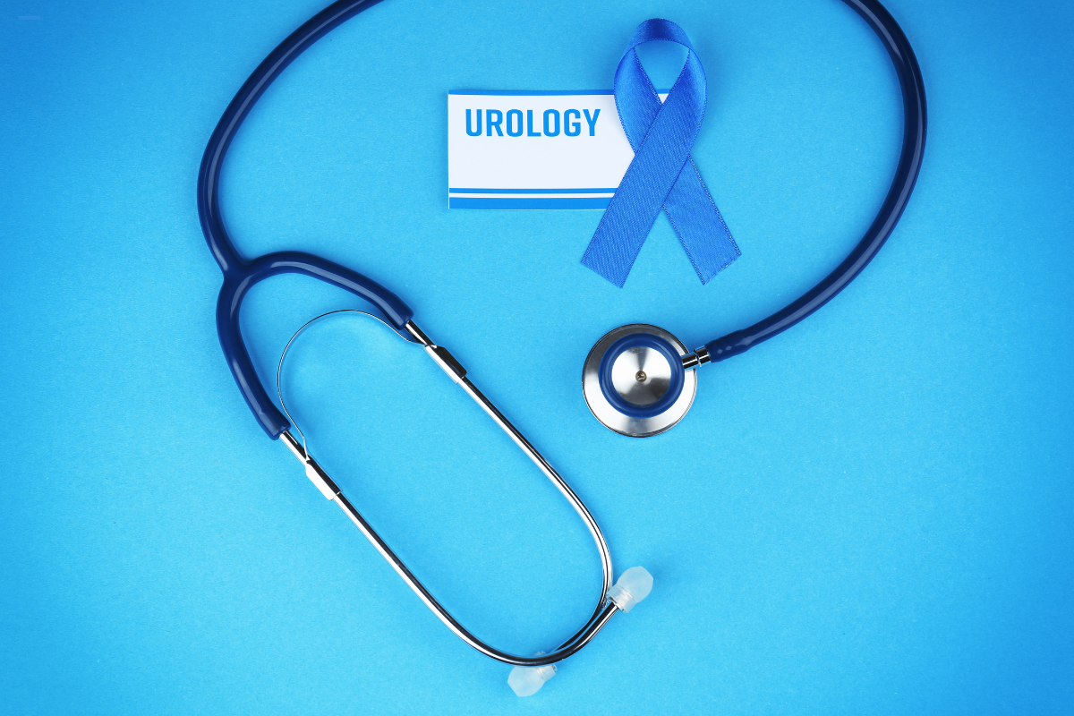 Blaues Stethoskop, Band zur Sensibilisierung für Männergesundheit und "Urology"-Karte auf blauem Hintergrund, die die Prävention und Behandlung der benignen Prostatahyperplasie (BPH) illustriert.