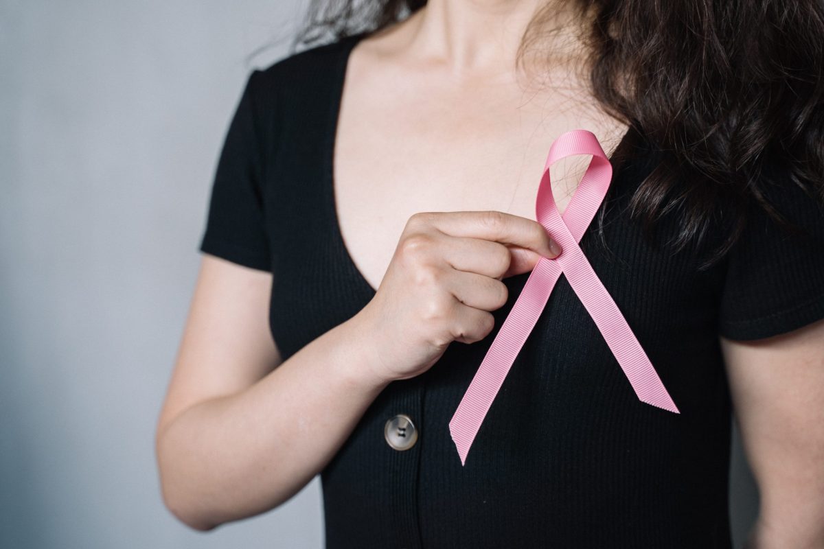 L'image représente une femme avec un ruban rose sur son Tshirt. cancer du sein