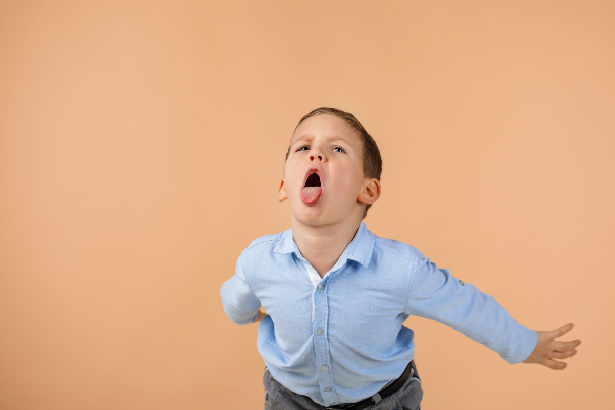l'image représente un petit garçon turbulant en train de tirer la langue