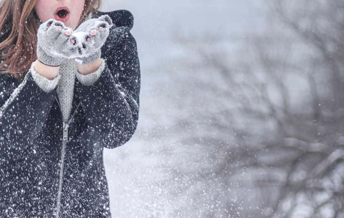 L'image représente une femme en train de jouer avec de la neige. D'où l'importance de faire le plein de vitamines et minéraux pendant l'hiver, pour pouvoir profiter à fond !
