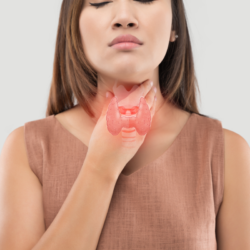 Femme palpant doucement son cou avec une superposition graphique illustrant la glande thyroïde en rouge pour indiquer son emplacement et son importance dans le contexte de la santé endocrinienne et de la naturopathie.