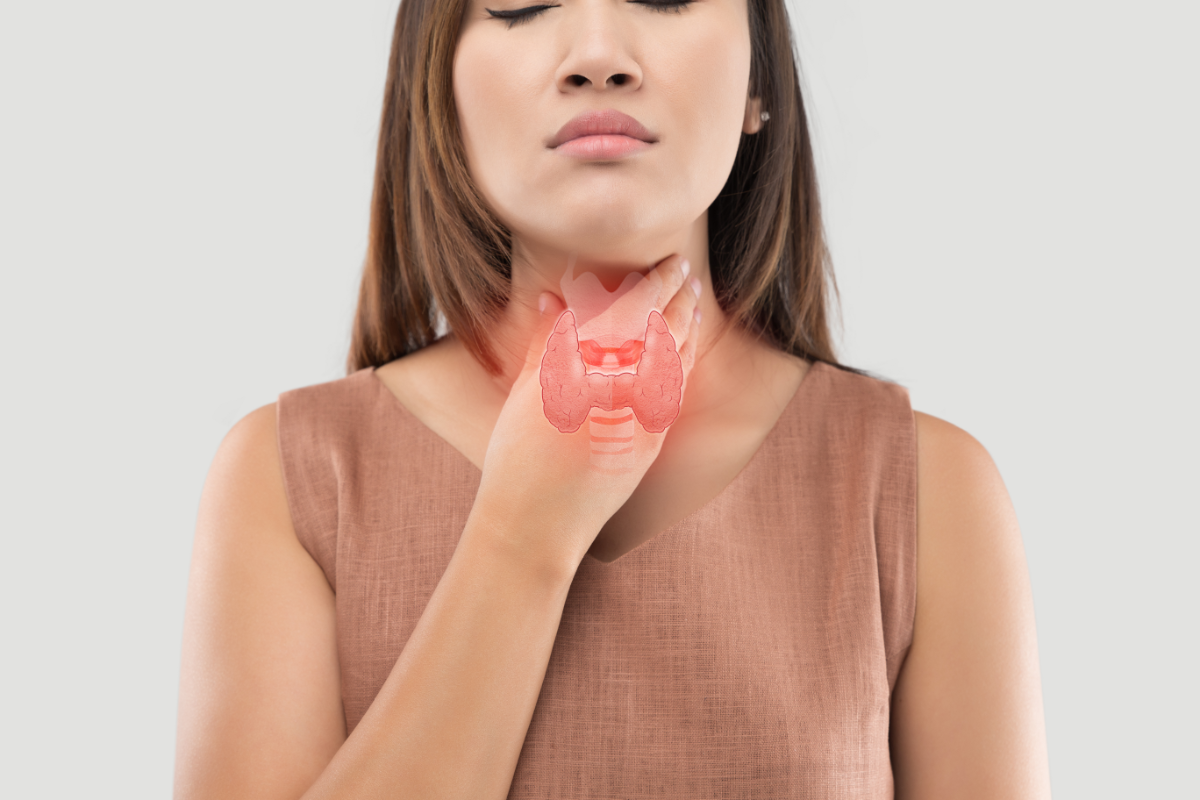 Femme palpant doucement son cou avec une superposition graphique illustrant la glande thyroïde en rouge pour indiquer son emplacement et son importance dans le contexte de la santé endocrinienne et de la naturopathie.