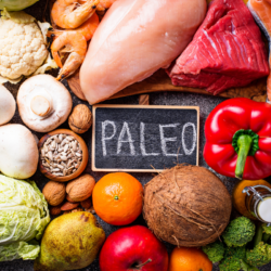 uma gama de alimentos crus muito utilizados na dieta paleo