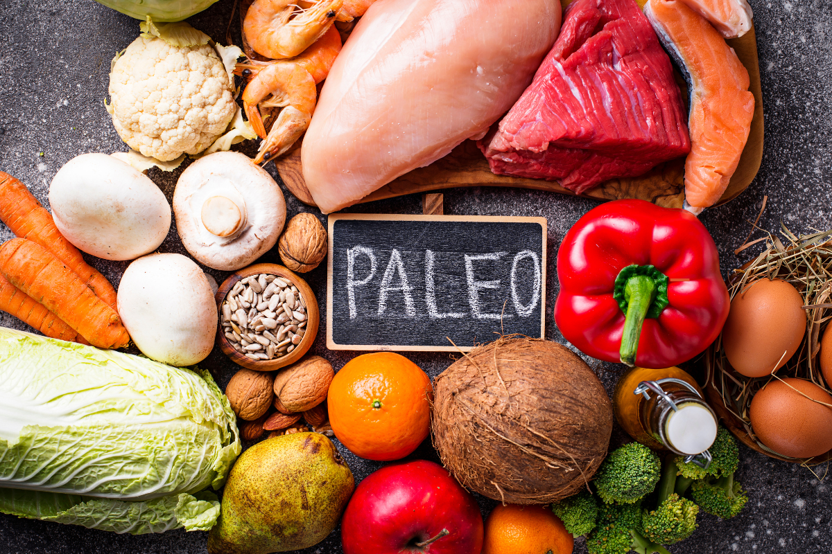 uma gama de alimentos crus muito utilizados na dieta paleo