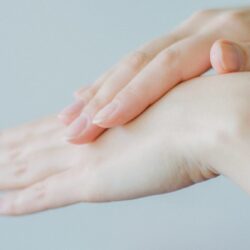 deux mains qui se touchent, barrière cutanée, peau sensible, atopique, eczema