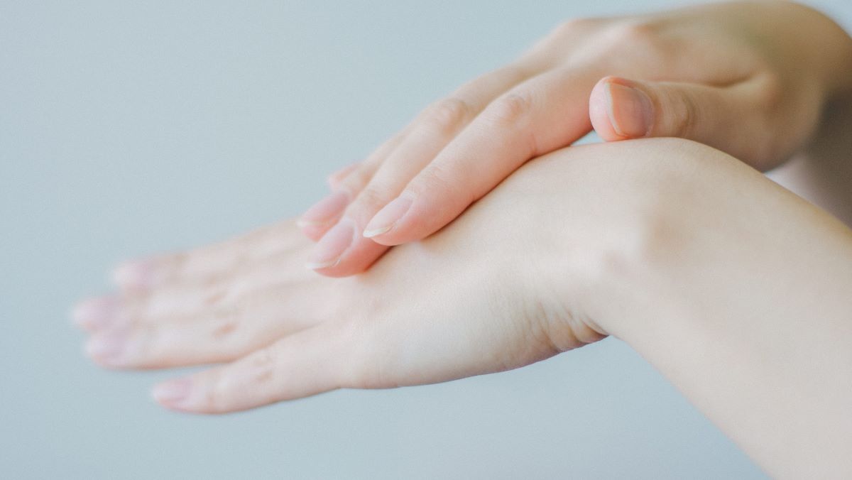 deux mains qui se touchent, barrière cutanée, peau sensible, atopique, eczema