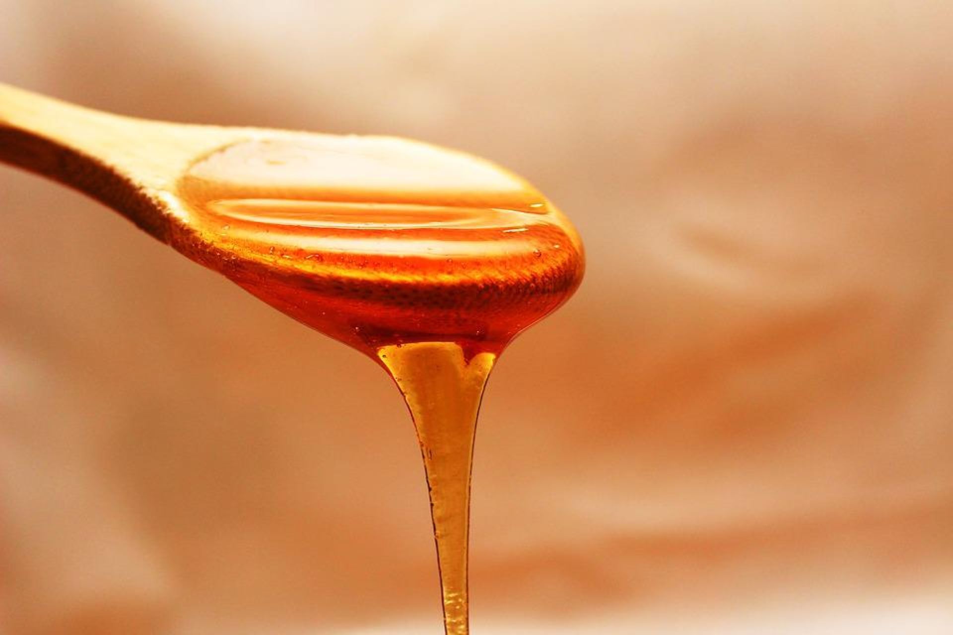 L'image représente du miel qui coule d'une cuillère; Les tons de l'image sont chauds. Alvadiem quelles sont les spécificités de cette marque