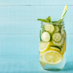 L'image représente un verre avec une boisson ç base de rondelles de concombre et de citron. détox du sang