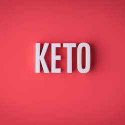 Les avantages du régime Kéto. L'image représente une fond rouge avec écrit dessus " KETO"