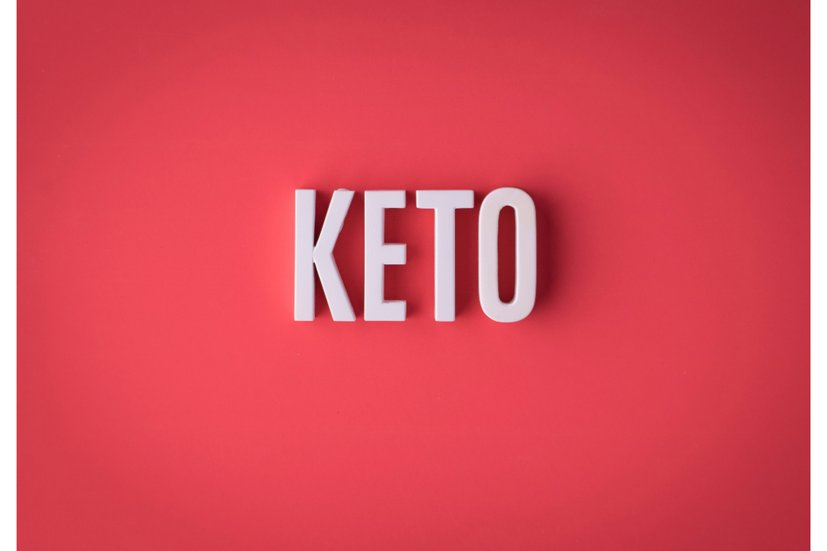 Les avantages du régime Kéto. L'image représente une fond rouge avec écrit dessus " KETO"