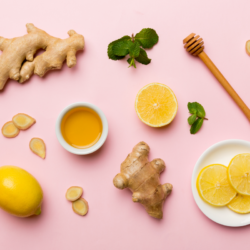 l'image représente différentes remèdes naturels: du gingembre frais, du citron, du miel, du curcuma en poudre ...