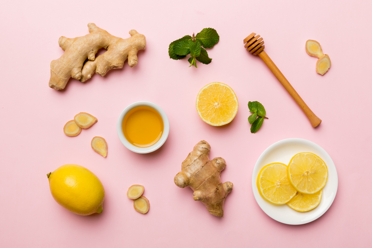 l'image représente différentes remèdes naturels: du gingembre frais, du citron, du miel, du curcuma en poudre ...