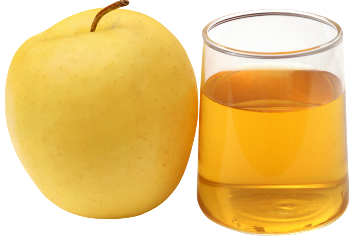 L'image représente un verre de vinaigre de cidre avec une pomme, sur un fond blanc. Les bienfaits vinaigre de cidre.
