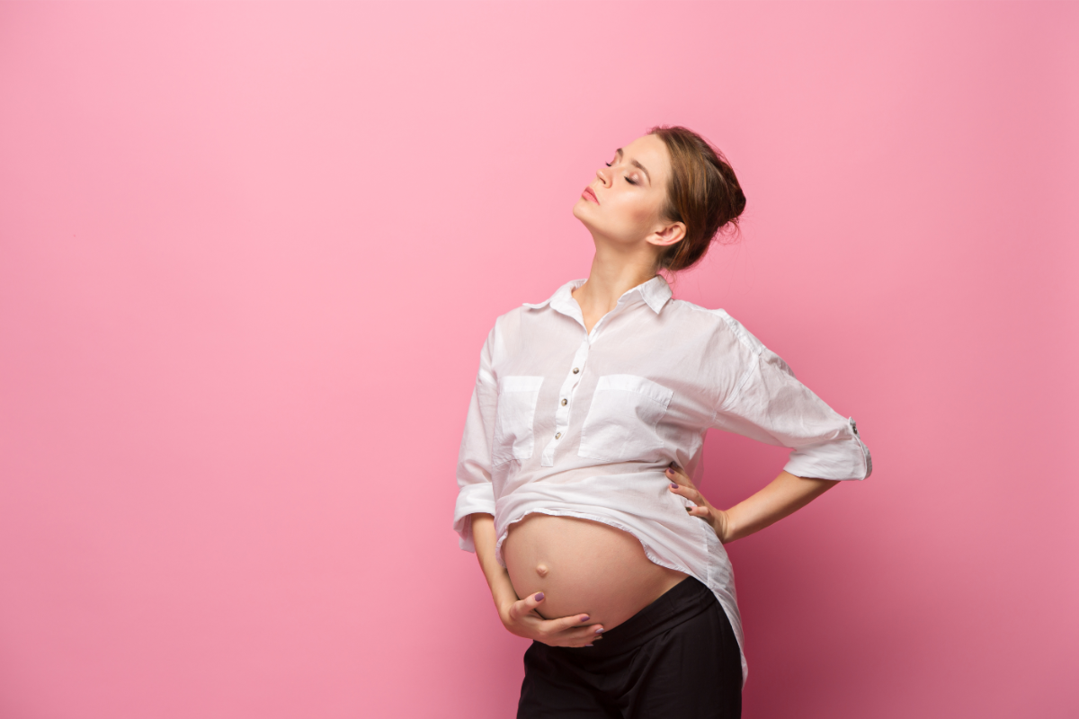 L'image représente une femme enceinte avec une peau éclatante. Routine Skincare Visage Anti-âge pour Femme Enceinte