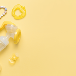 L'image représente des accessoires pour bébé sur un fond jaune. Comment soulager les bobos et douleurs liées à l'allaitement