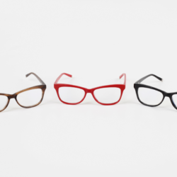 L'image représente trois paires de lunettes. Comprendre La neuropathie de Leber