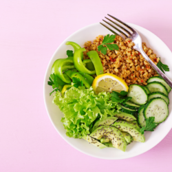 L'image représente une assiette remplie d'aliments végétaux colorés et variésNutrition Végétalienne en Été Plan de Repas Équilibré et Riche en Nutriments