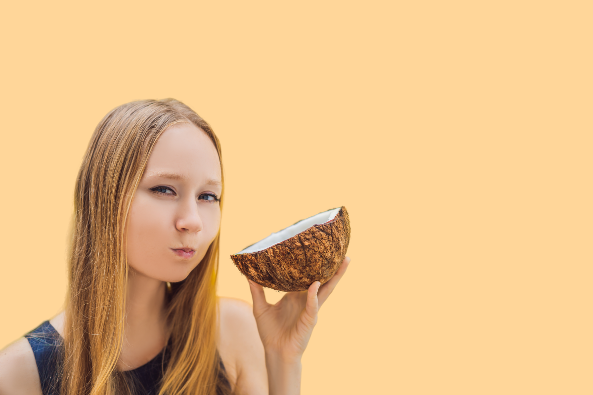 Femme pratiquant le oil pulling avec de l’huile de coco pour l’hygiène bucco-dentaire