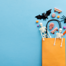 L'image représente un sac rempli de bonbons d'halloween pour illustrer l'impact des sucreries sur la santé et comment limiter les effets négatifs de l'excès de sucre.