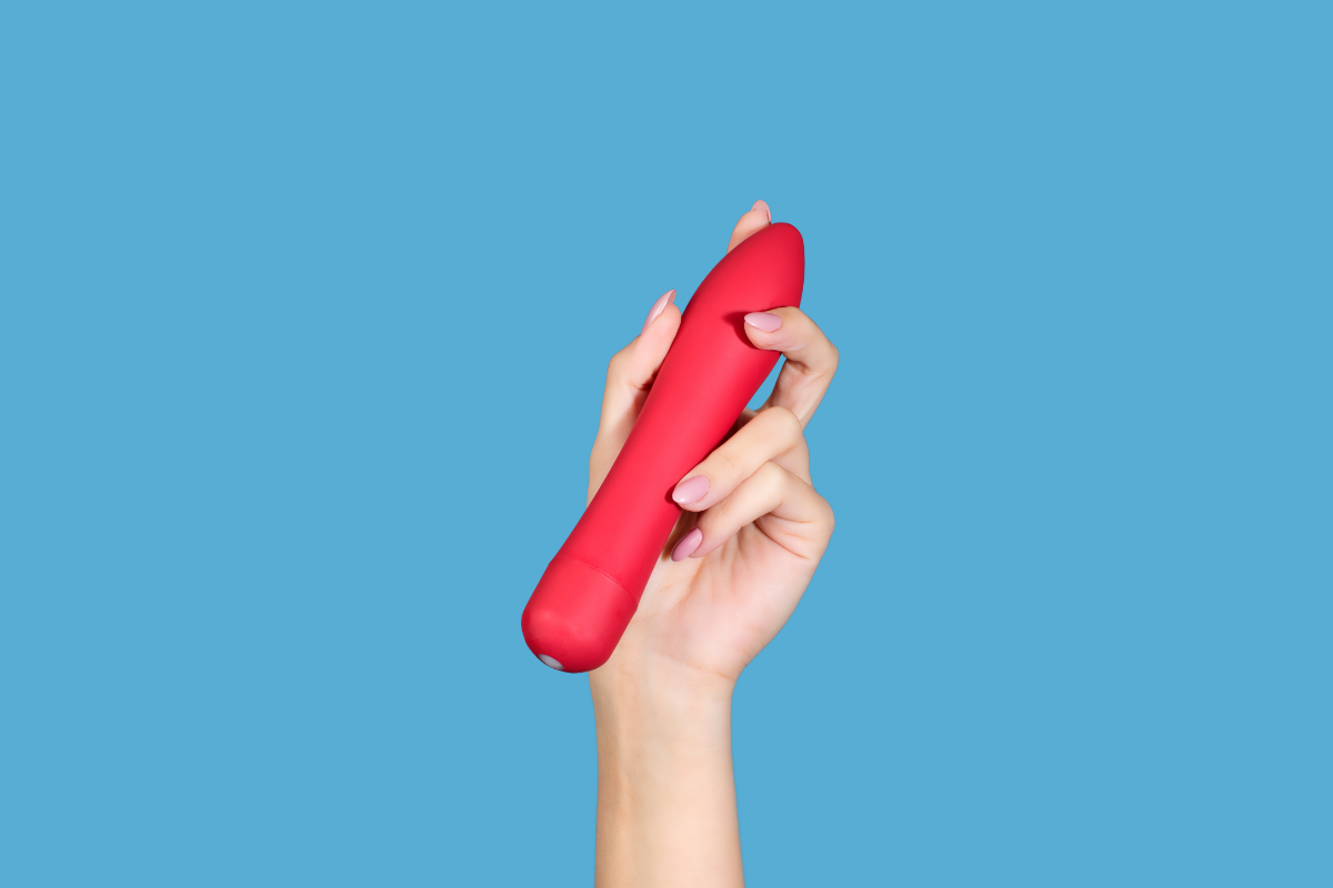 l'image représente une main qui tient un sex toy.Vaginisme
