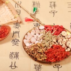 drogues végétales issues de la Pharmacopée Chinoise dans un bol en bois, posé sur une prescription en chinois