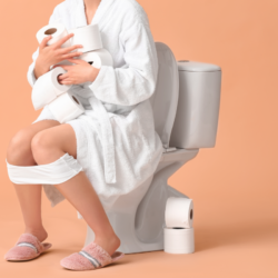 L'image représente une personne sur les toilettes avec plein de rouleaux de papier wc dans les bras. Elle a très certainement besoin de trouver une alternative naturelle au Smecta pour soulager rapidement sa diarrhée.