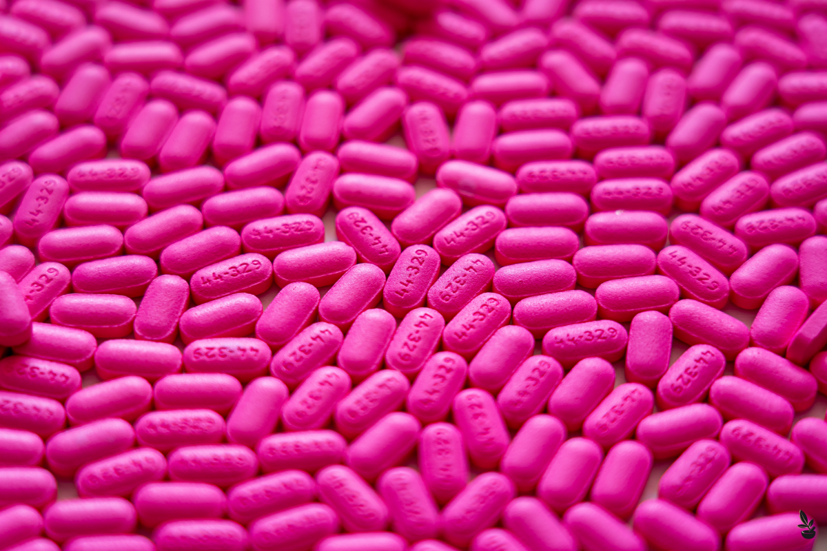 Pile dense de comprimés ovales roses avec inscription '329', évoquant des médicaments de type antihistaminique comme la Cétirizine, utilisés en dermatologie pour le traitement des allergies.