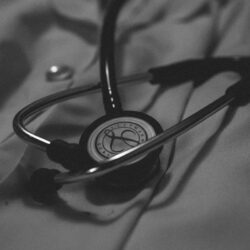 Image d'une blouse blanche et d'un stéthoscope