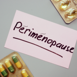 Carte avec l'inscription périménopause accompagnée de plaquettes de comprimés jaunes et verts, illustrant les symptômes et le traitement de la préménopause.