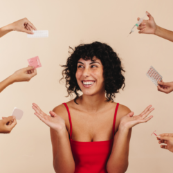 Une femme souriante en robe rouge entourée de différentes formes de traitement hormonal substitutif (THS), y compris des pilules, des injections, des patchs et des dispositifs intra-utérins (DIU).