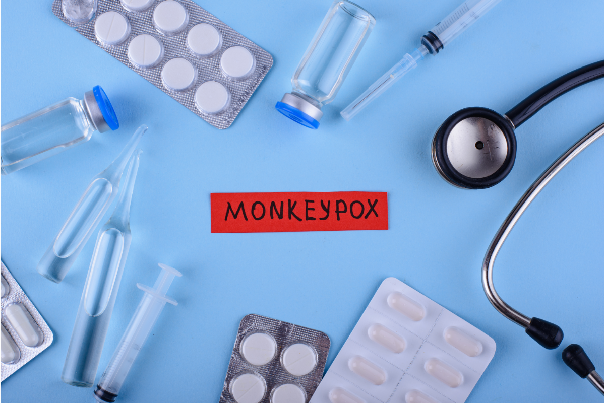 L'image représente des médicaments , seringues et traitements pour faire face à l'épidémie de Monkeypox