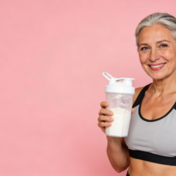 Femme ménopausée souriante tenant un shaker de créatine après une séance de sport, illustration du soutien musculaire et énergétique pendant la ménopause