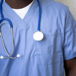 Médecin avec un stéthoscope autour du coup