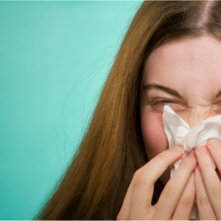 Femme souffrant d'allergies, éternuant avec un mouchoir, remède naturel spiruline et cétirizine