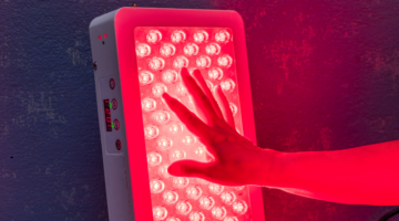 What are the effects of red light on the skin?