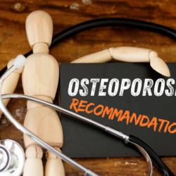 Representation of the fight against osteoporosis: wooden mannequin surrounded by a stethoscope, symbolising bone health and medical recommendations.