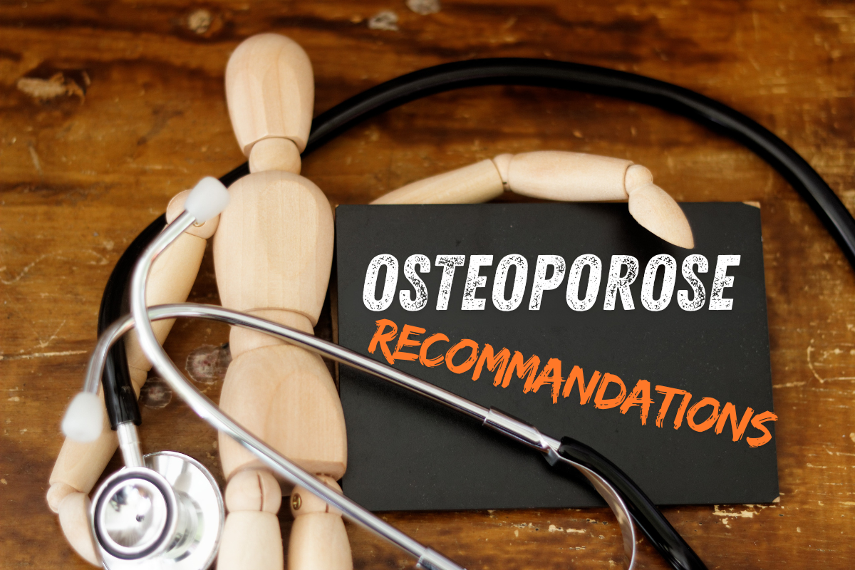 Rappresentazione della lotta all'osteoporosi: manichino in legno circondato da uno stetoscopio, simbolo della salute delle ossa e delle raccomandazioni mediche.