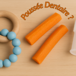 Anneau de dentition en bois et silicone, bâtonnets de carotte et brosse à dents pour bébé sur fond bois clair, illustrant les solutions naturelles contre la poussée dentaire.