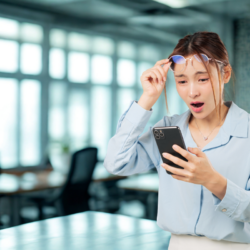 Femme surprise par une baisse de la vision en regardant son smartphone