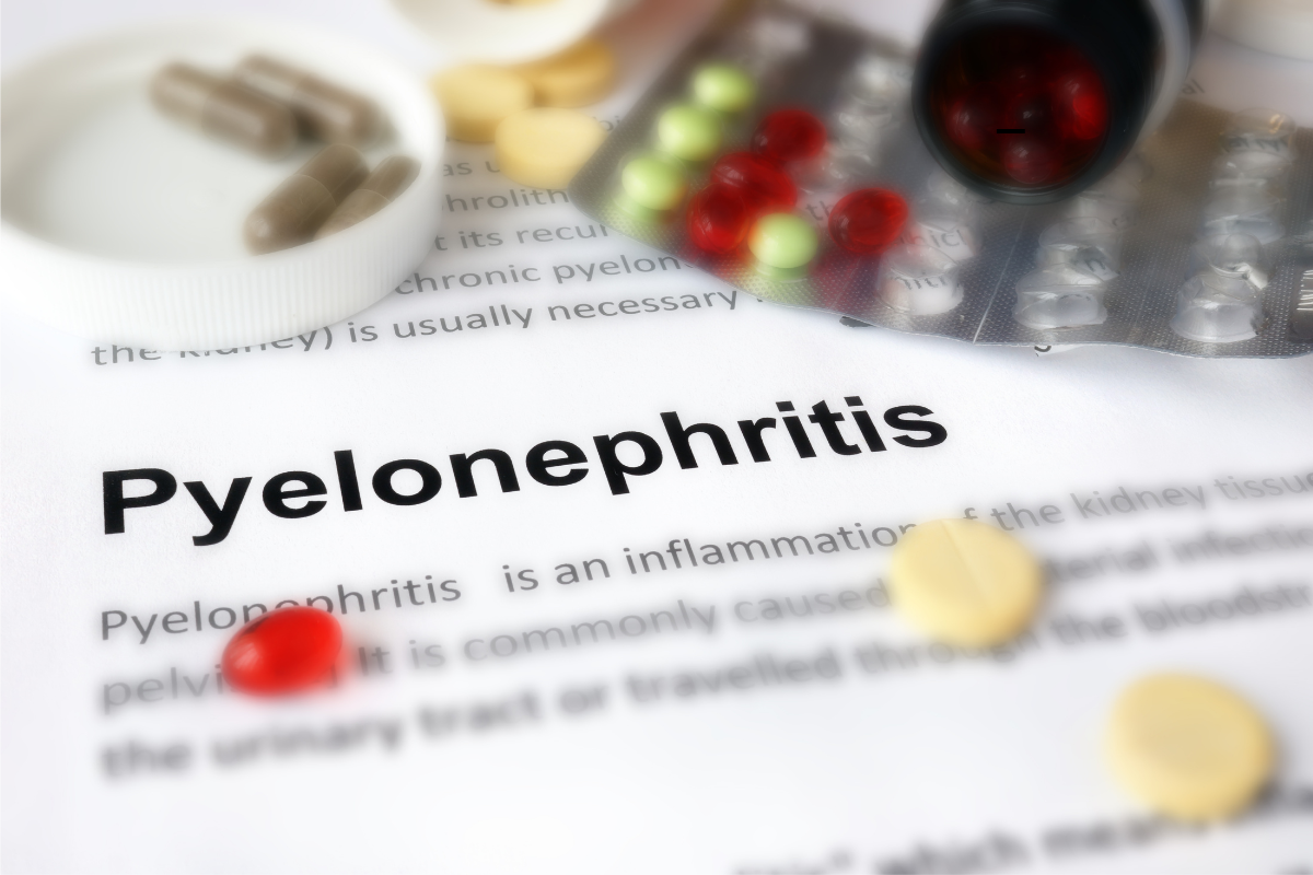 Gros plan sur un document médical indiquant pyelonephritis pour illustrer la pyélonéphrite cause et son traitement médicamenteux.